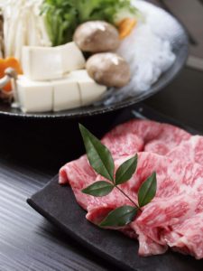 【滋賀県】牛肉商「徳志満」近江牛すきやき・しゃぶしゃぶ用１ｋｇ（カタ肉）_01