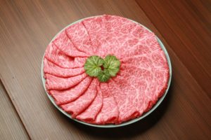 【滋賀県】牛肉商「徳志満」近江牛すきやき・しゃぶしゃぶ用１ｋｇ（カタ肉）_02